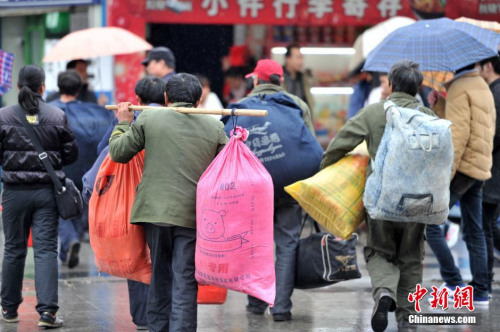 聚焦春節(jié)“恐歸族”：近鄉(xiāng)情怯，恐懼何來(lái)？(圖)